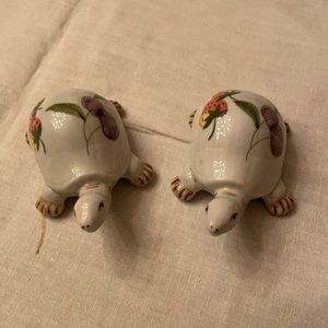 Salt and Pepper turtle shakers